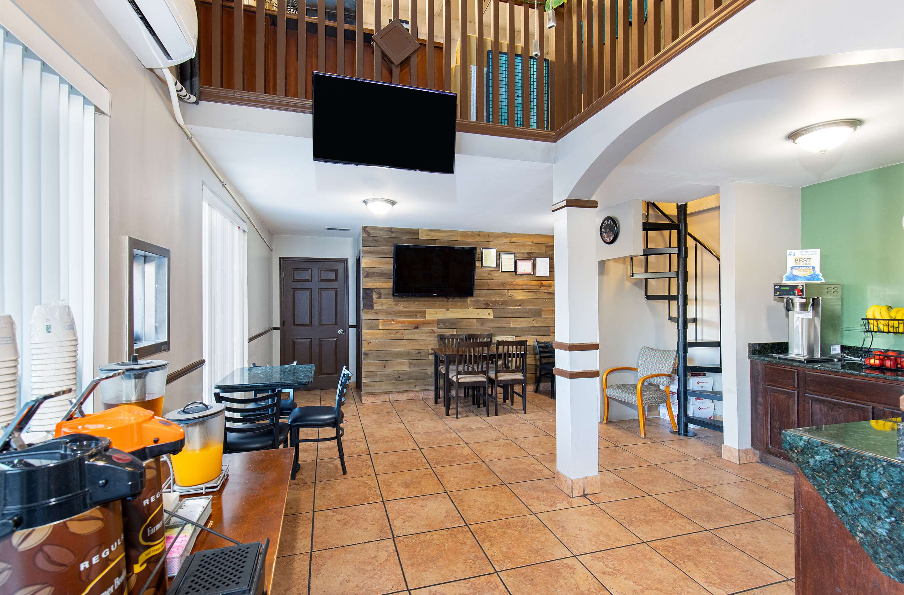 lobby view | Super 8 by Wyndham Kingsport