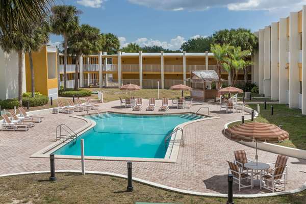 Pool - Days Inn & Suites Clermont