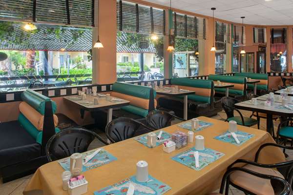 Restaurant - Days Hotel Thunderbird Beach Resort Sunny Isles