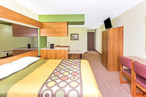 Suite - Super 8 Hotel Parker