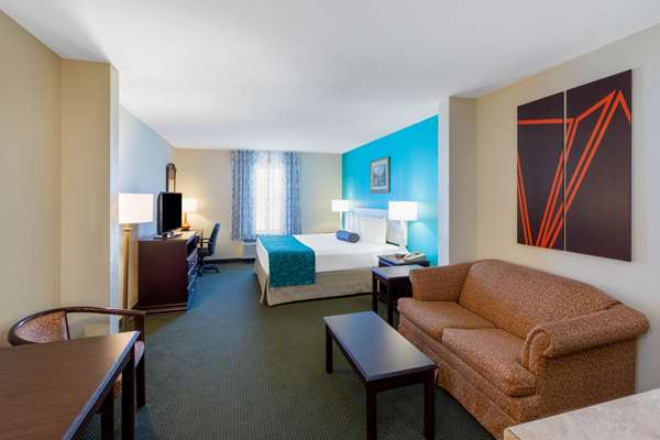 Suite - Howard Johnson Hotel Houma