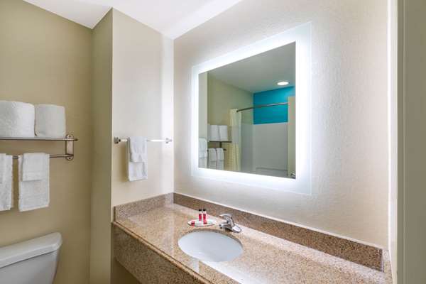  - Howard Johnson Hotel Houma