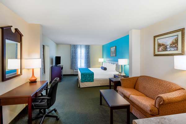 Suite - Howard Johnson Hotel Houma