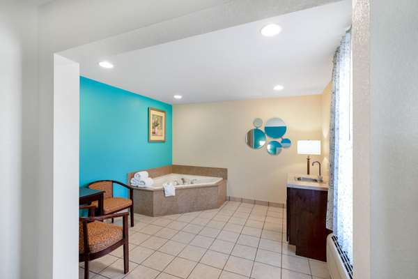 Suite - Howard Johnson Hotel Houma