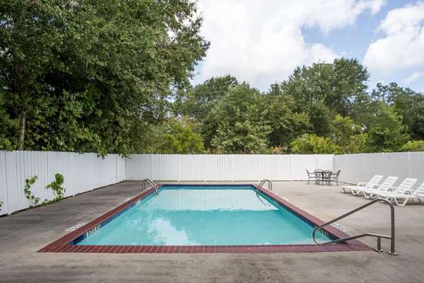 Pool - Howard Johnson Hotel Houma