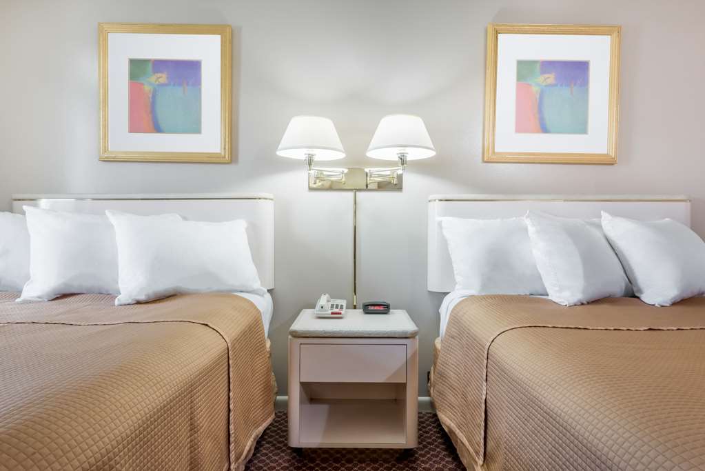 TRAVELODGE BY WYNDHAM HERSHEY-guestroom-Guest Room,On-Site.jpg
