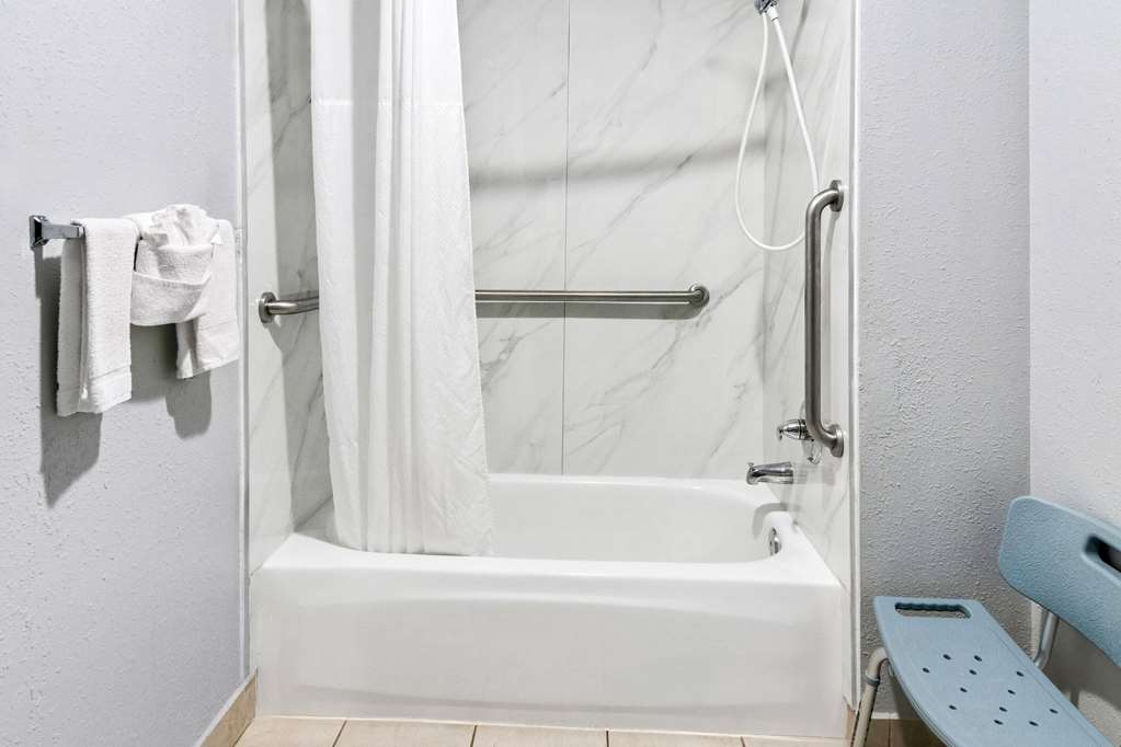 SUPER 8 BY WYNDHAM GRAND PRAIRIE SO-guestroom-Guest Room,Bathroom,Accessibility,On-Site.jpg