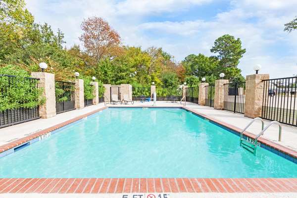 Pool - Baymont Inn & Suites Tyler