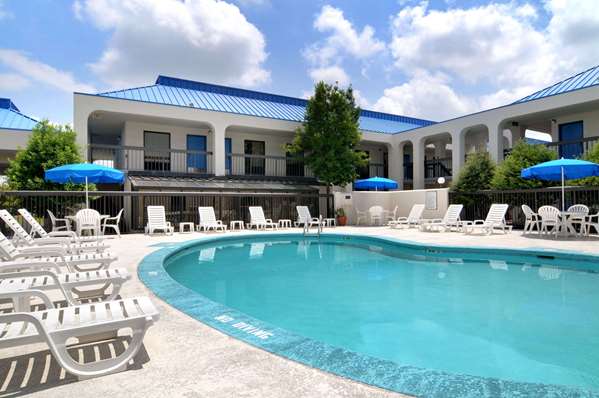 Pool - Baymont Inn & Suites Riverside Drive Macon - I-75, Exit 169