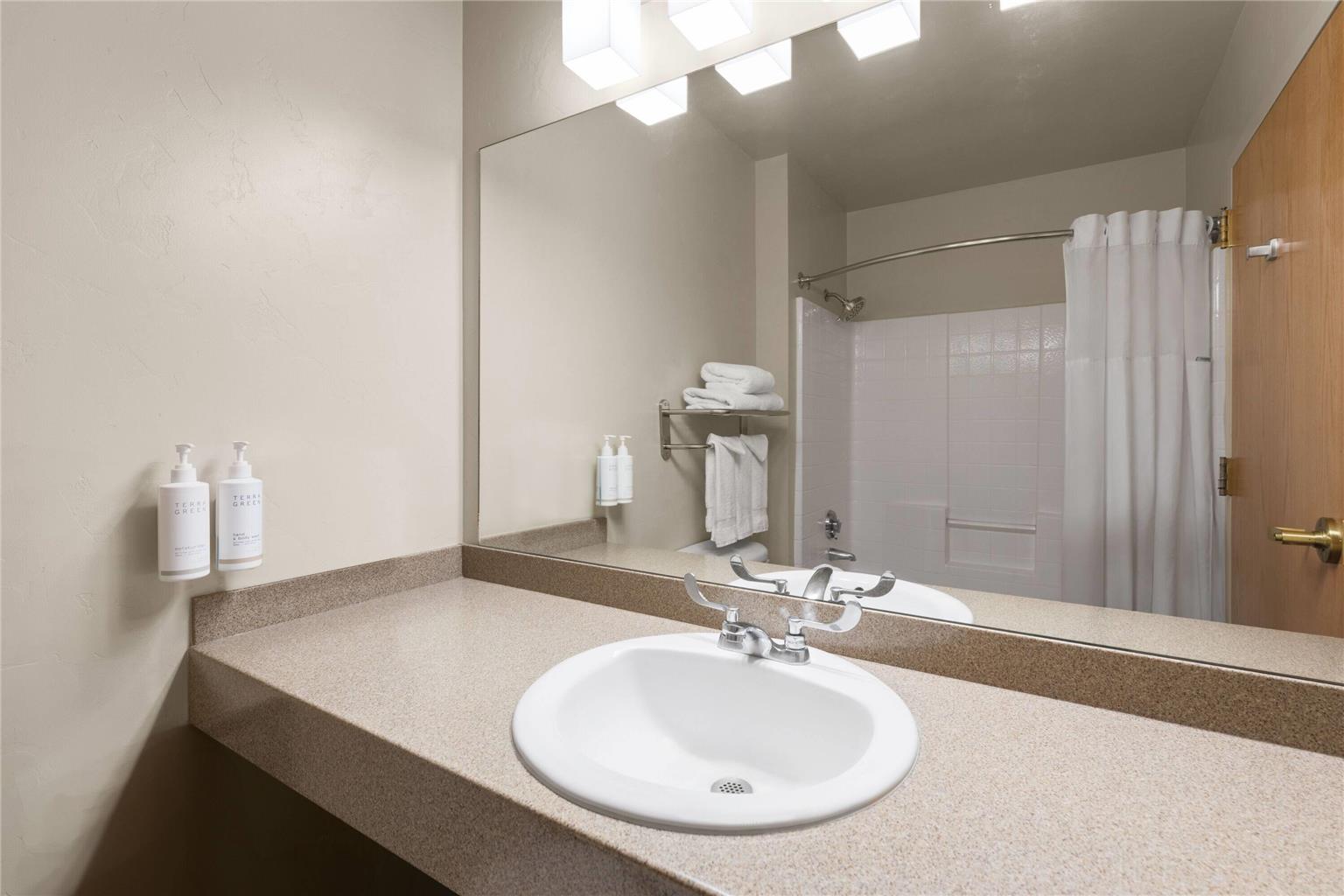 DAYS INN CHINO VALLEY-guestroom-Guest Room,Bathroom,On-Site.jpg