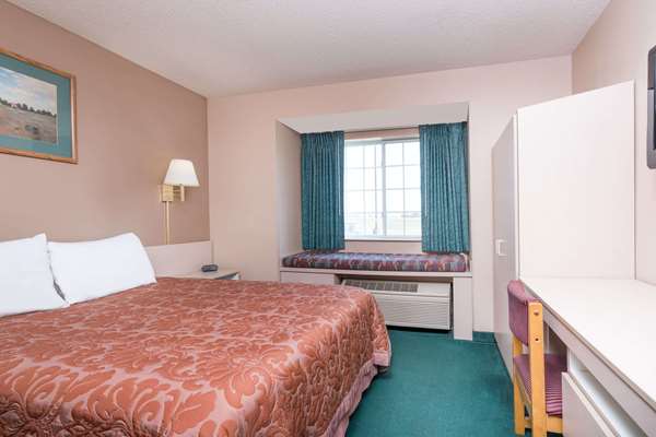  - Super 8 Hotel Fargo Airport - I-29, Exit 66