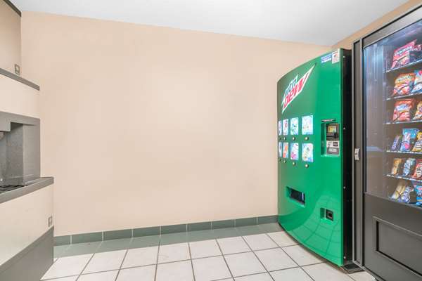  - Super 8 Hotel Fargo Airport - I-29, Exit 66