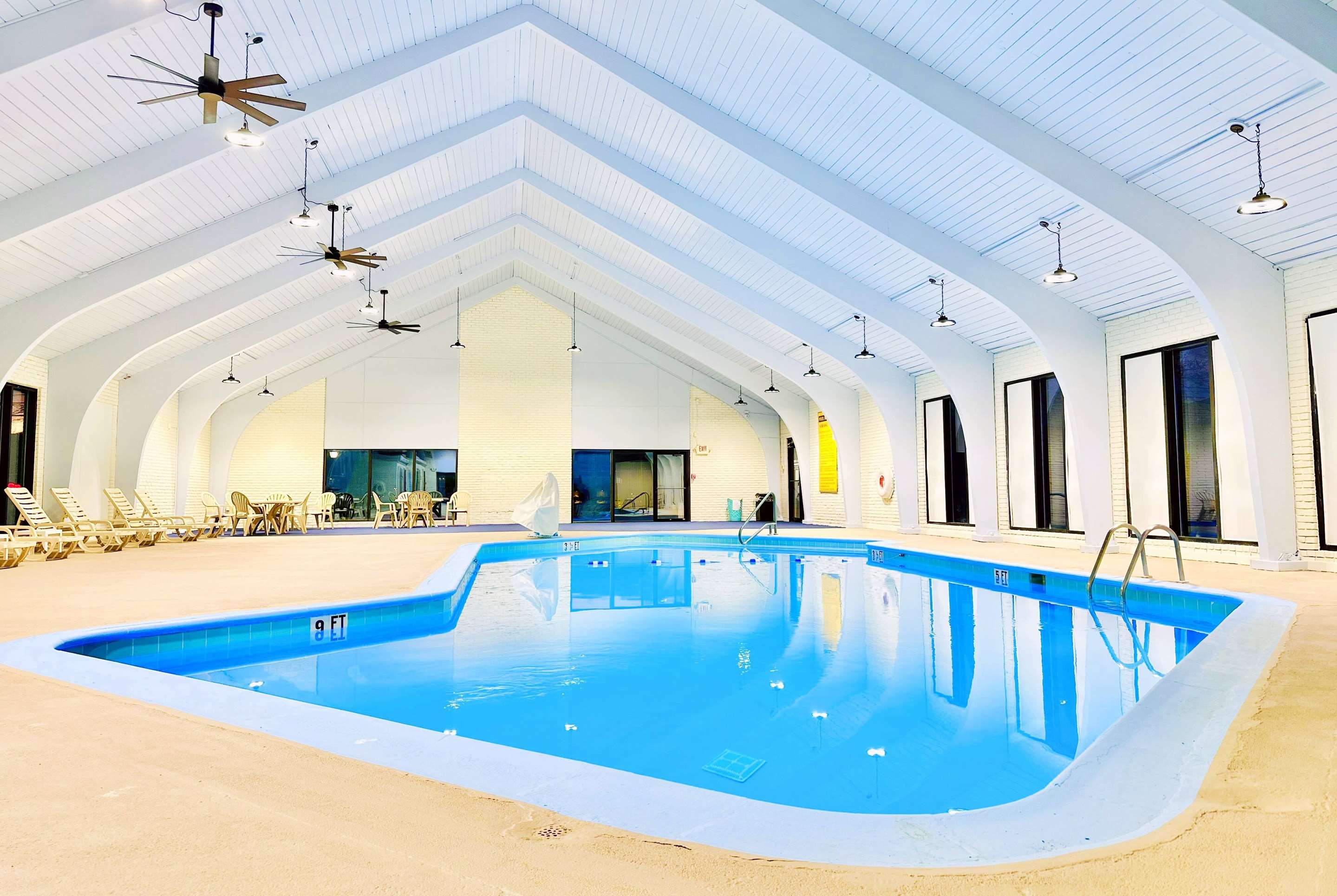 Pool | Days Inn by Wyndham Rutland/Killington Area