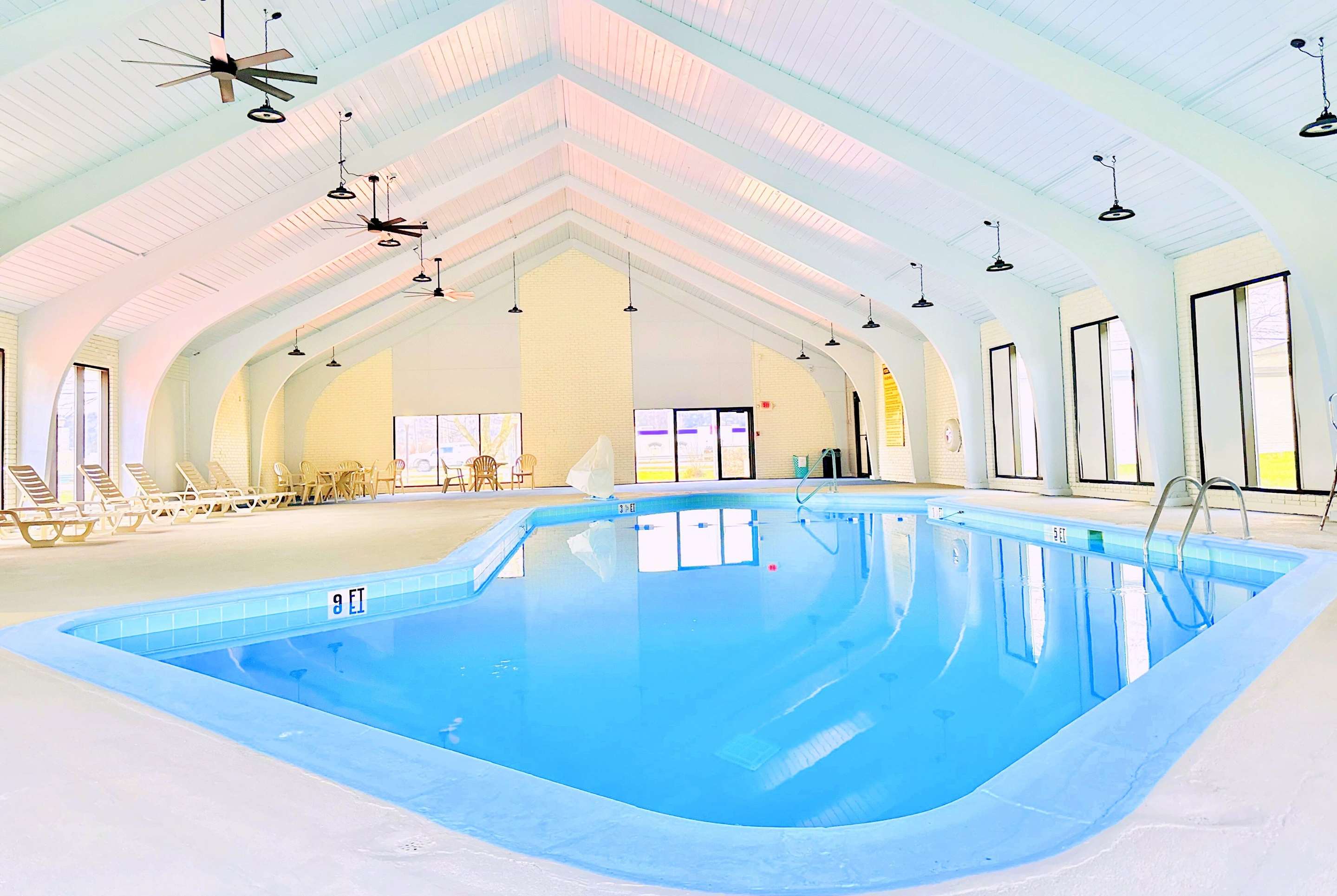 Pool | Days Inn by Wyndham Rutland/Killington Area