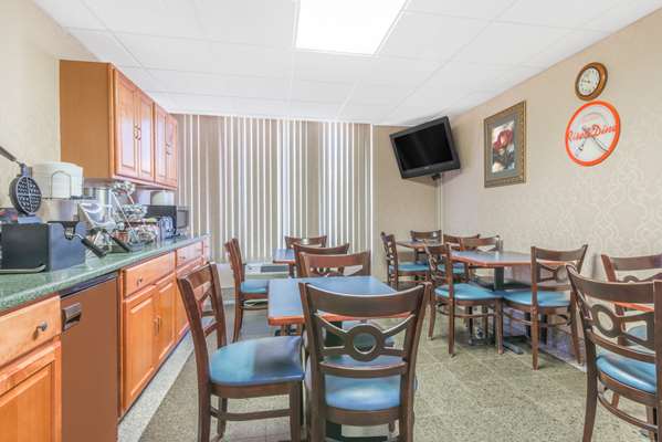  - Howard Johnson Inn Gillette - I-90, Exit 128