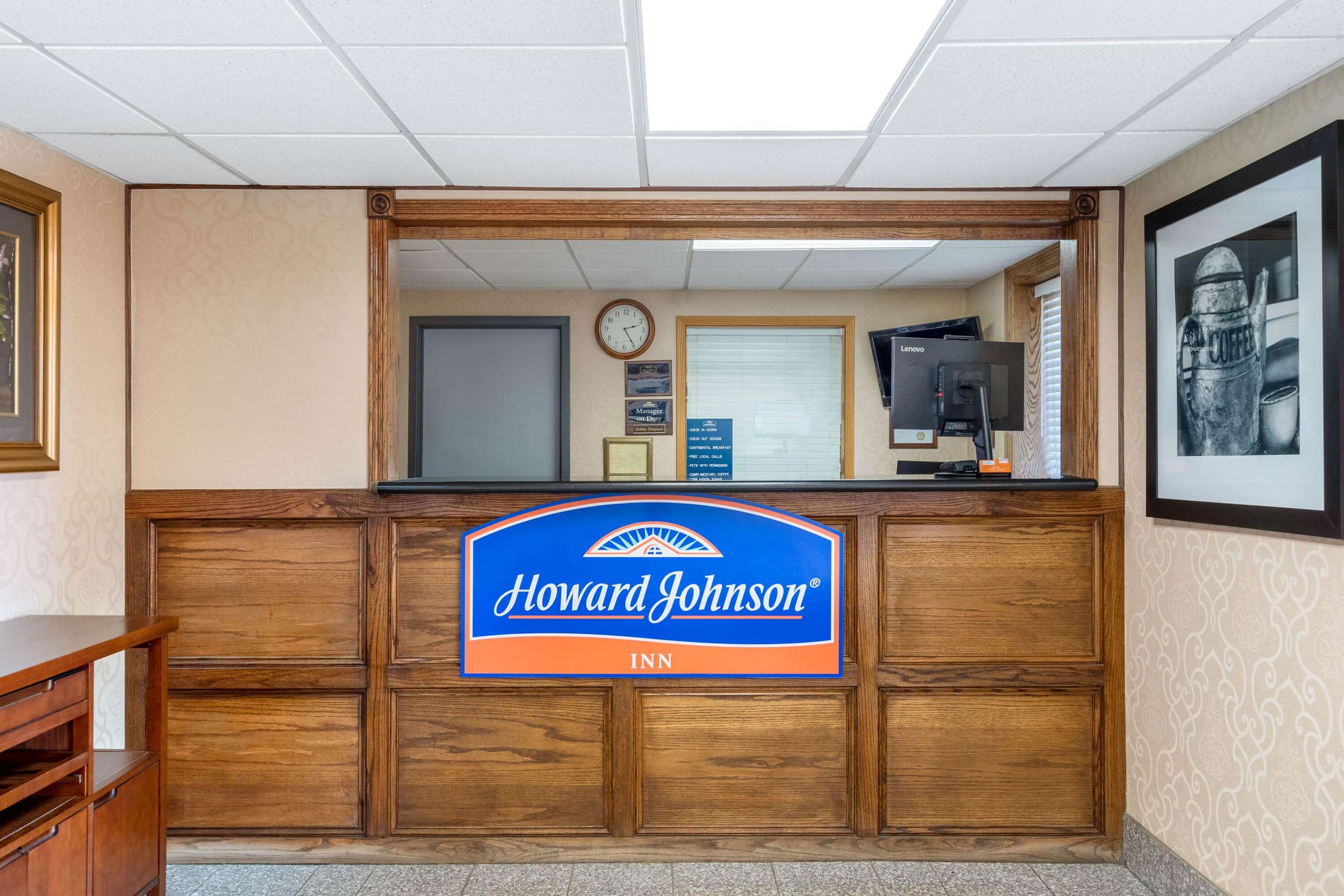 Lobby | Howard Johnson by Wyndham Gillette