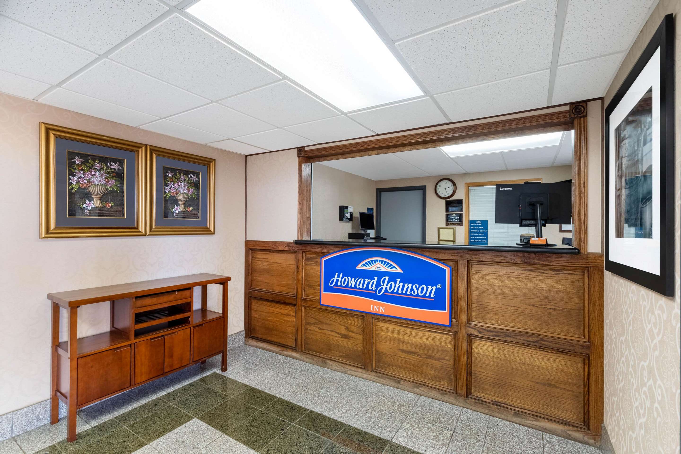 Lobby | Howard Johnson by Wyndham Gillette
