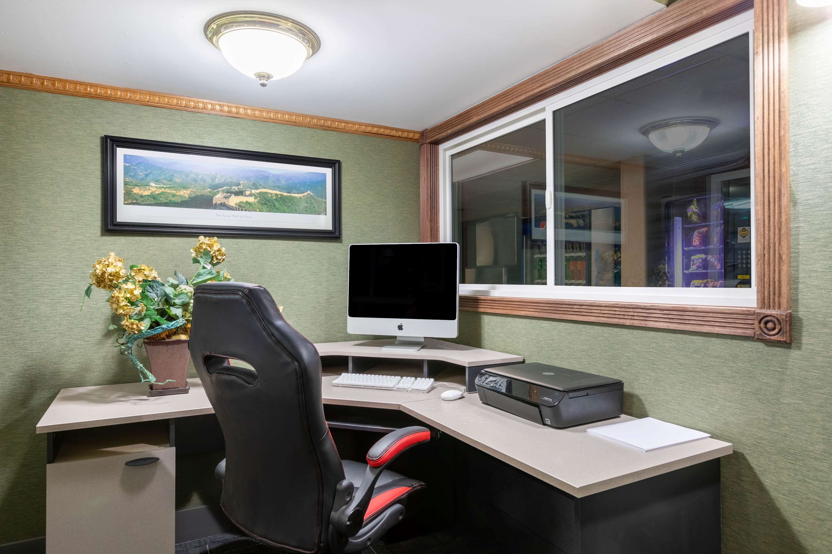 Business Center | Howard Johnson by Wyndham Gillette