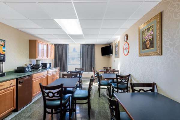  - Howard Johnson Inn Gillette - I-90, Exit 128