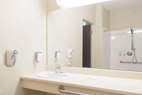  - Super 8 Hotel Windsor