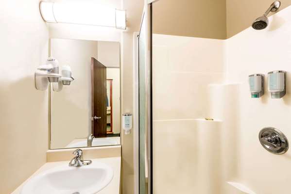  - Super 8 Hotel Windsor