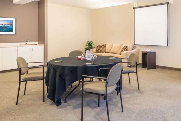  - Super 8 Hotel Windsor