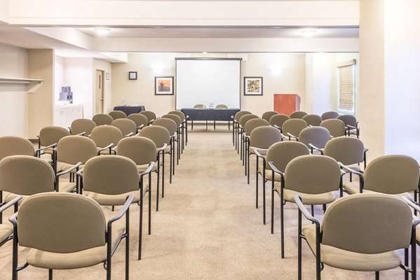  - Super 8 Hotel Windsor