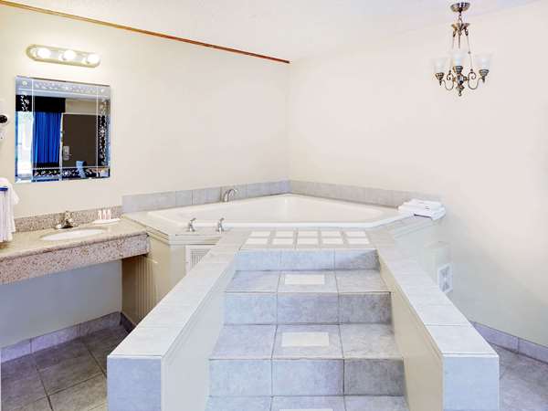 Suite - Days Inn Lafayette Airport