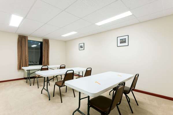  - Super 8 Hotel Beaver Falls - I-76, Exit 13