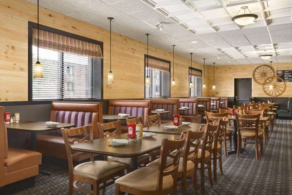 Restaurant - Days Inn Fallsview Casino Niagara Falls