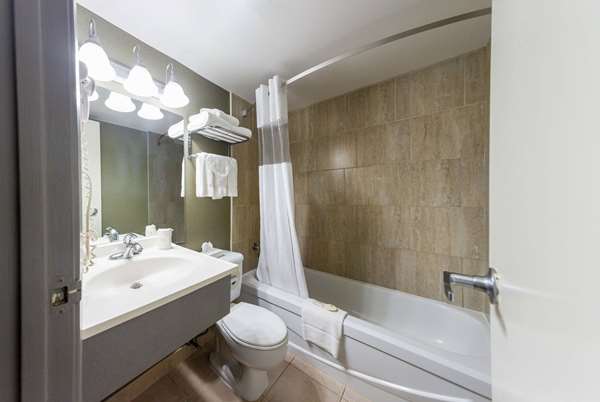  - Days Inn Fallsview Casino Niagara Falls