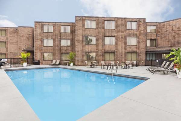 Pool - Days Inn Fallsview Casino Niagara Falls