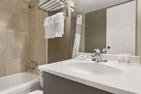  - Days Inn Fallsview Casino Niagara Falls