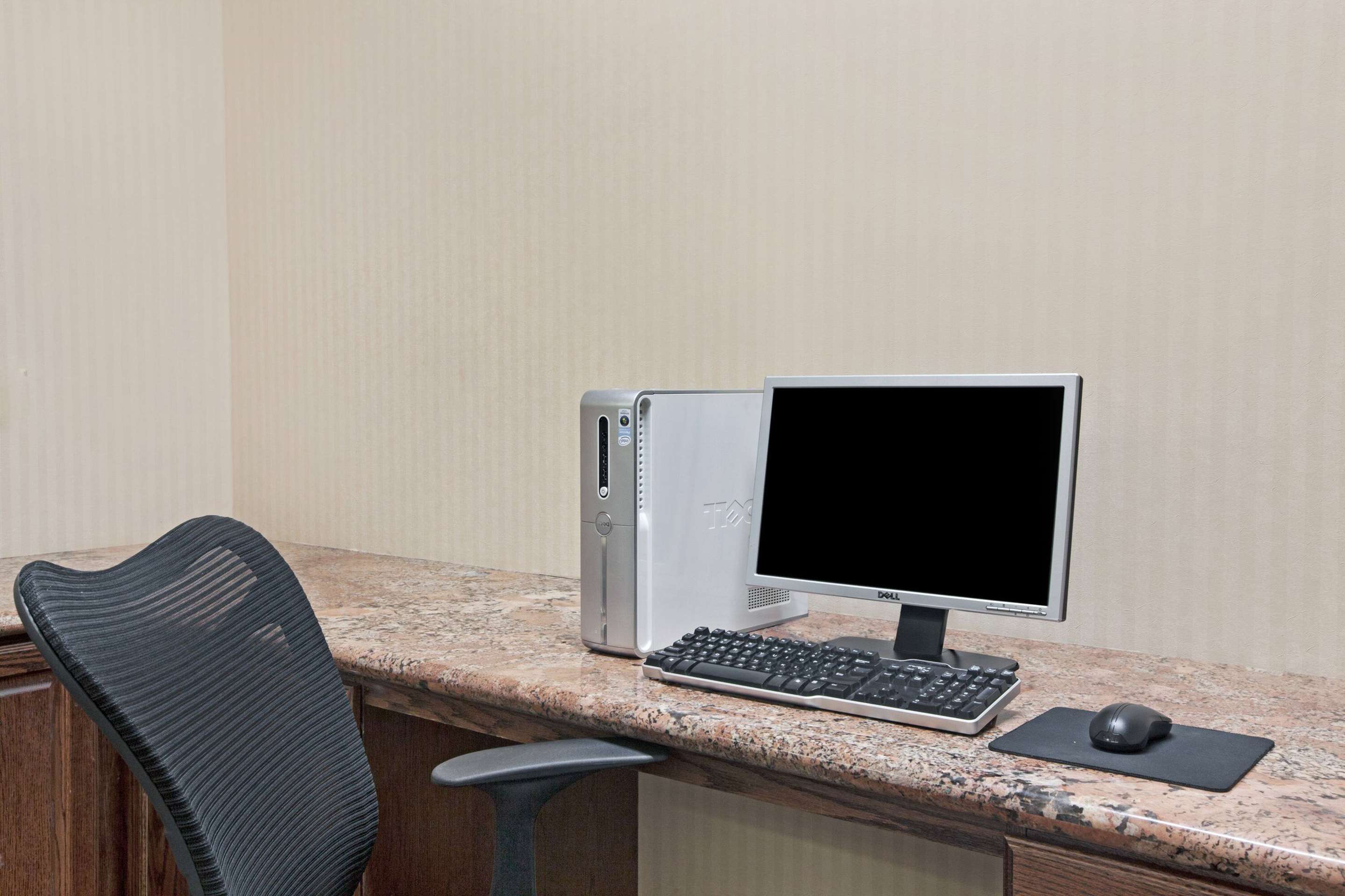 Business Center | Super 8 by Wyndham IAH West/Greenspoint