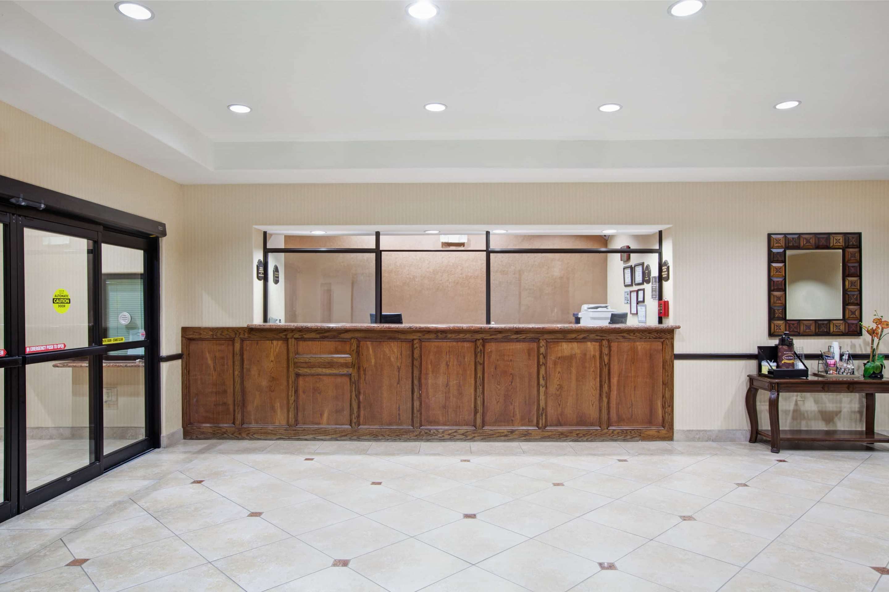 Lobby | Super 8 by Wyndham IAH West/Greenspoint