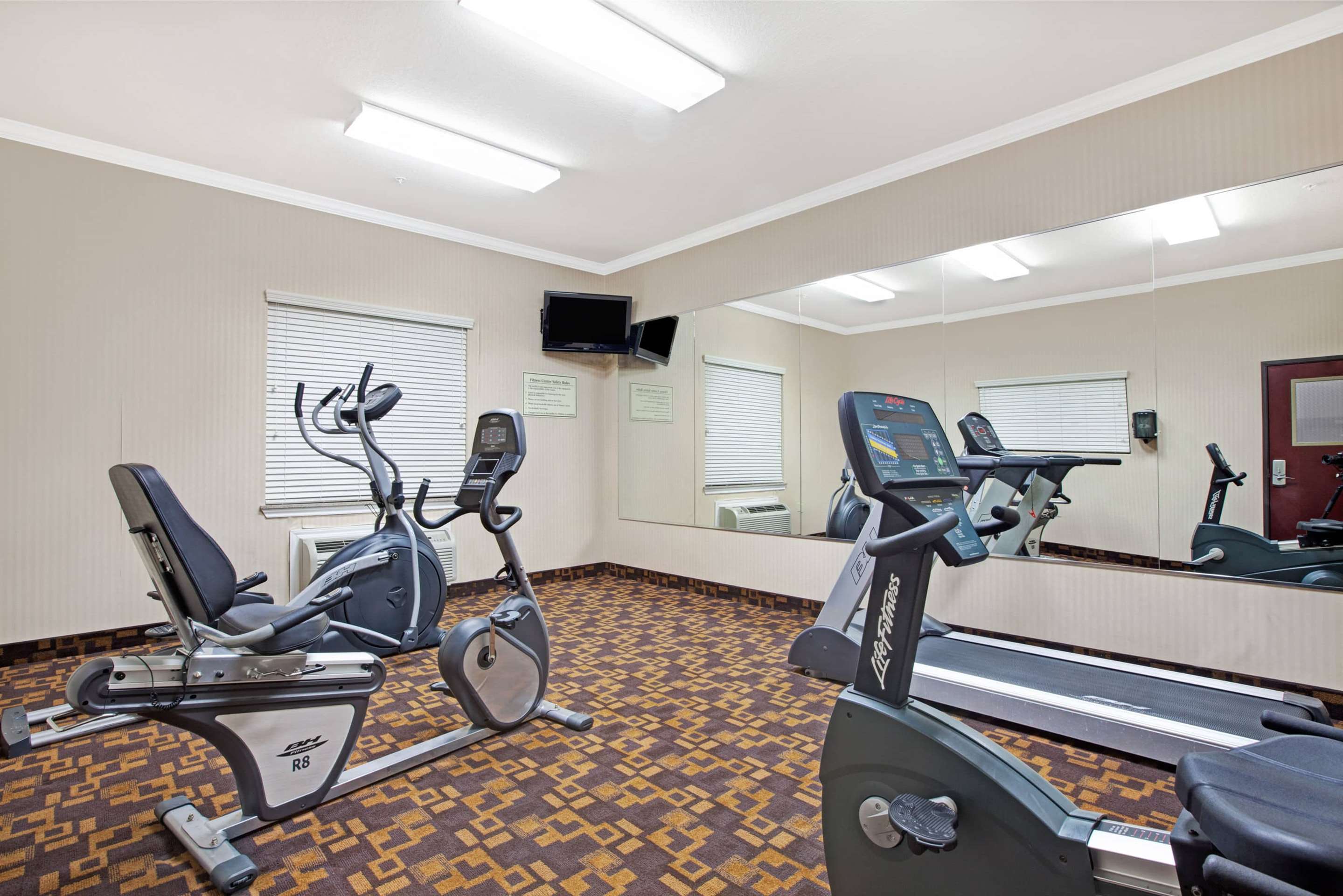 Health club fitness center gym | Super 8 by Wyndham IAH West/Greenspoint