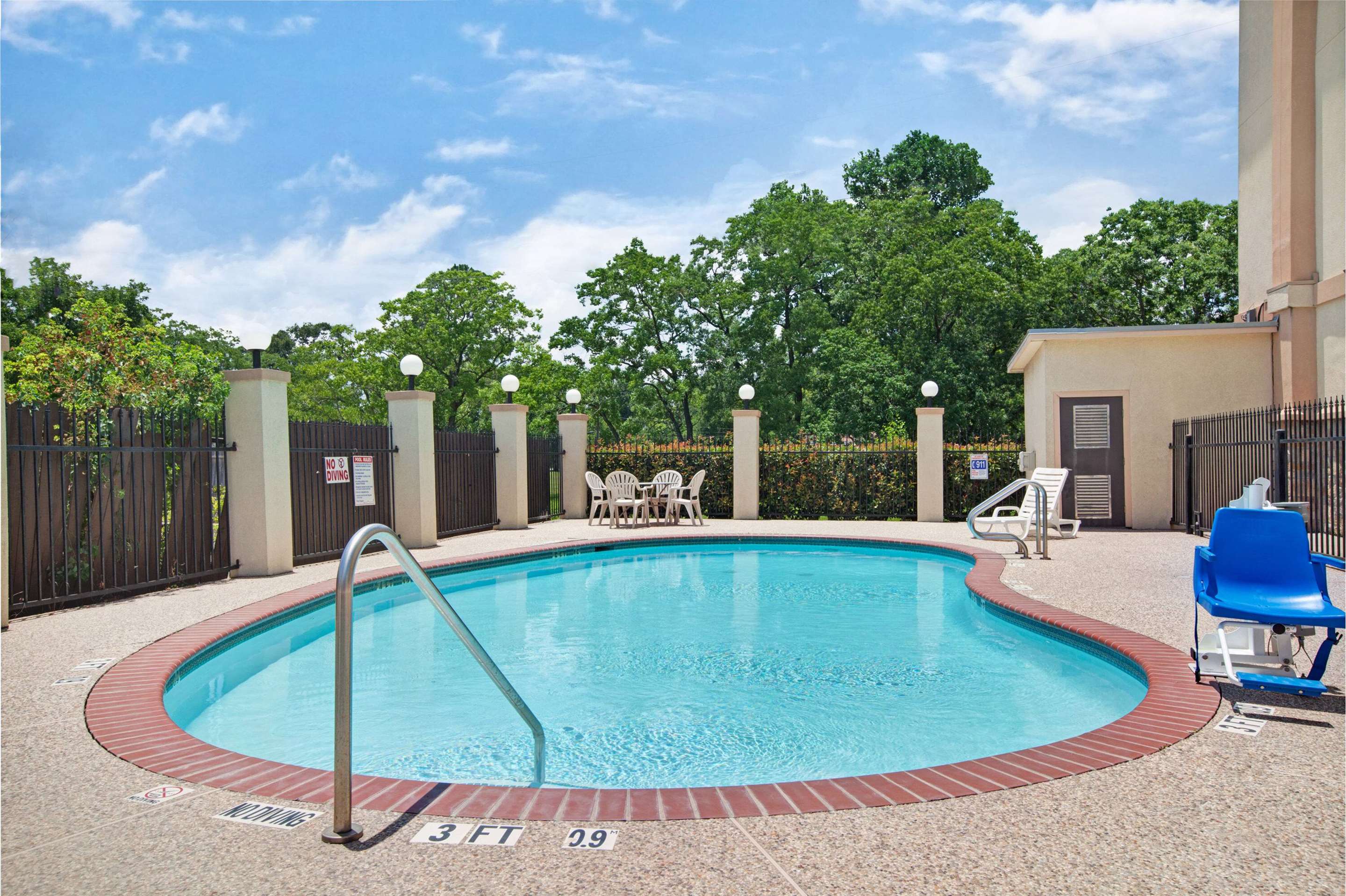 Pool | Super 8 by Wyndham IAH West/Greenspoint