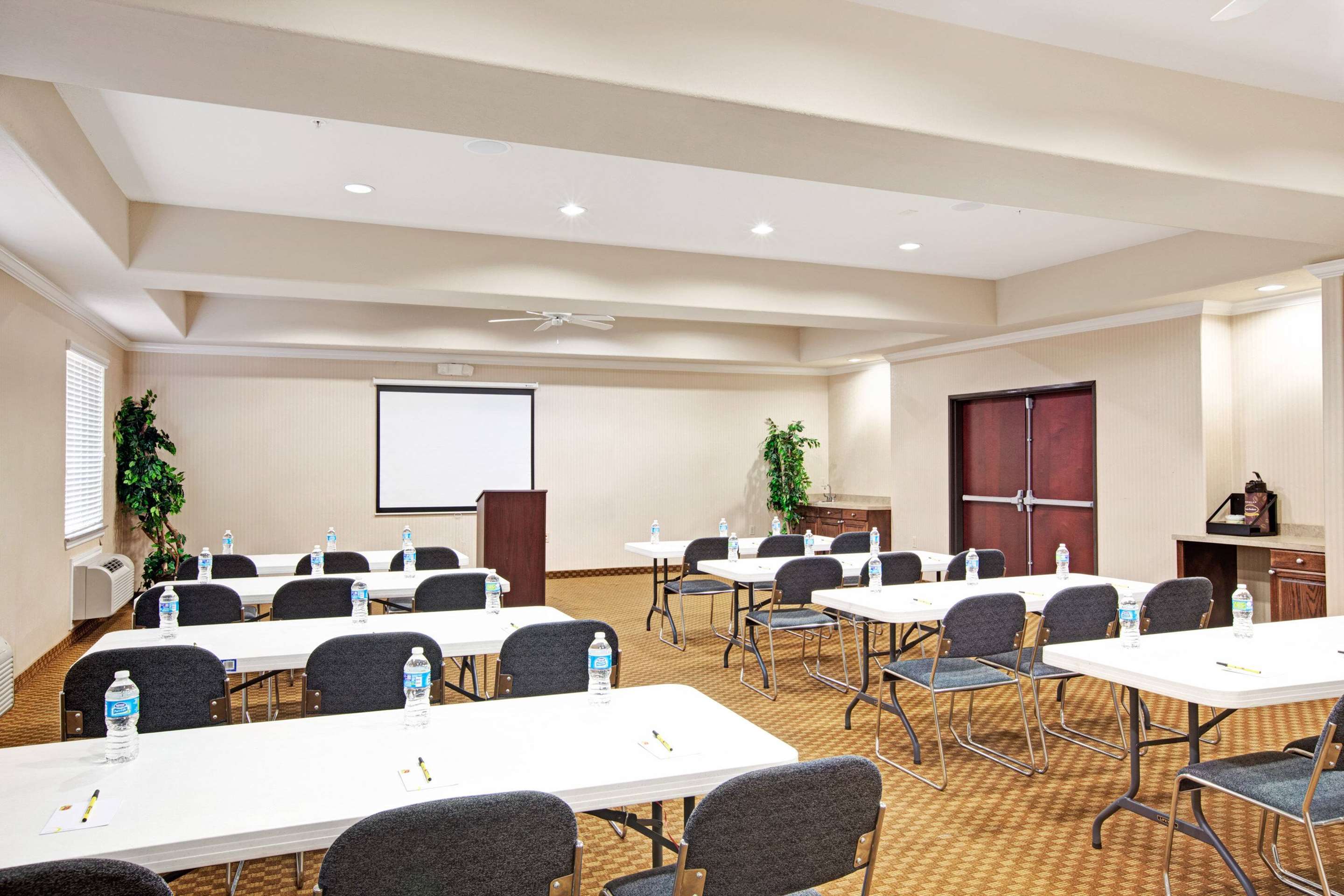 Meeting Room | Super 8 by Wyndham IAH West/Greenspoint