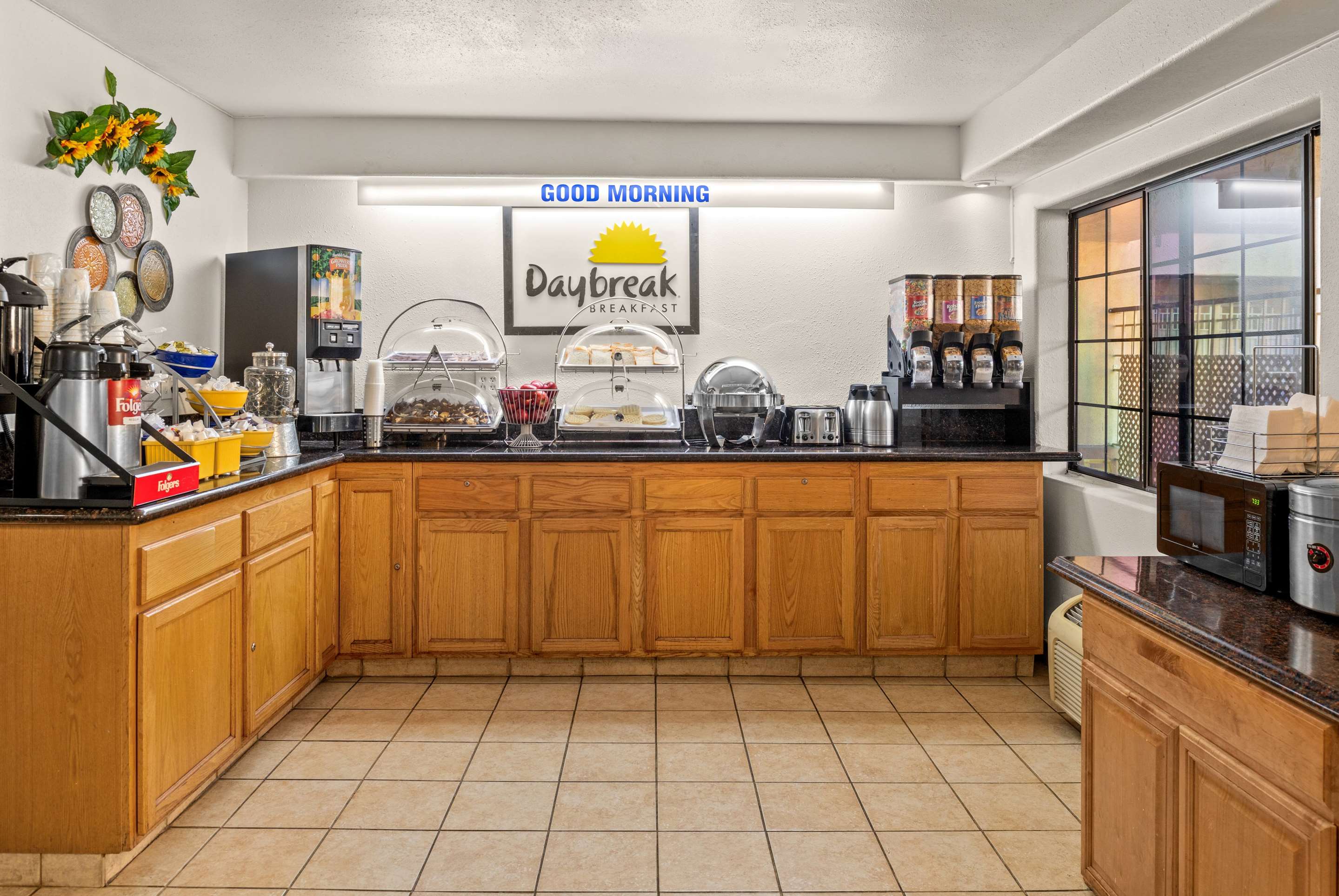 Breakfast Area | Days Inn & Suites by Wyndham Artesia