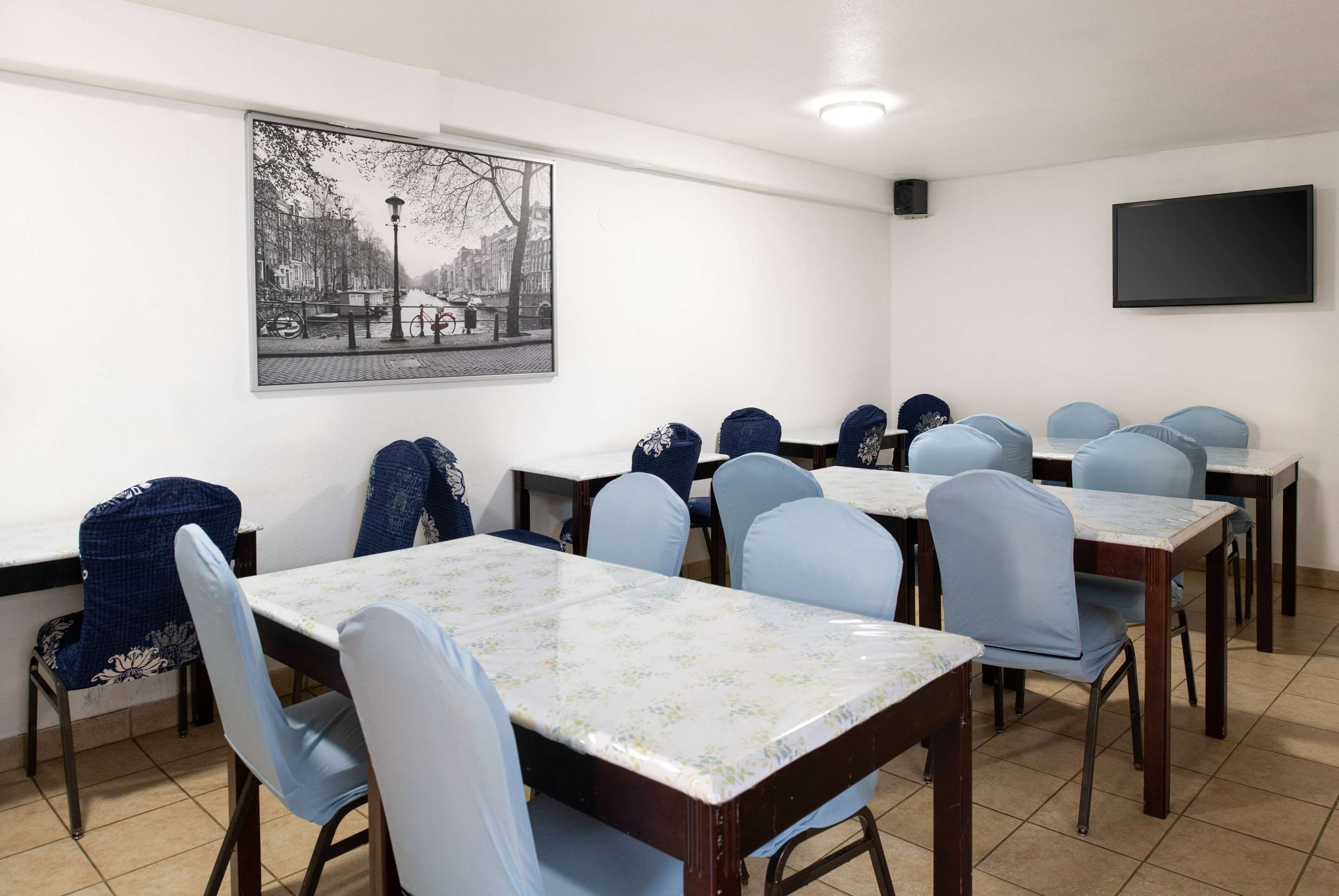 Breakfast Area | Days Inn & Suites by Wyndham Artesia