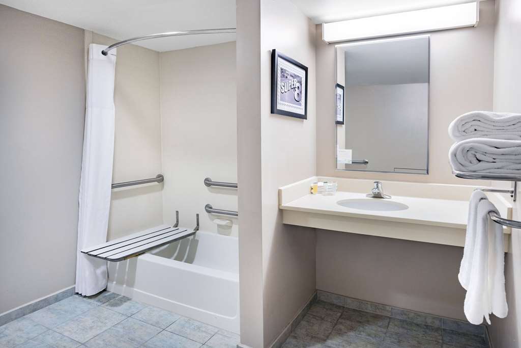 SUPER 8 BY WYNDHAM MOUNT LAUREL-guestroom-Guest Room,Bathroom,Accessibility,On-Site.jpg