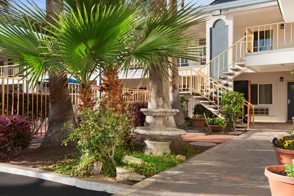 Exterior view - Travelodge Bakersfield