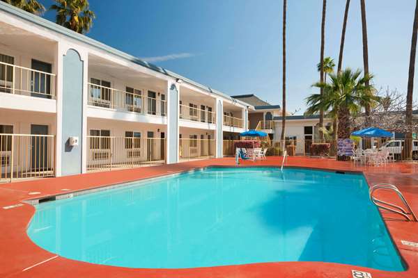 Pool - Travelodge Bakersfield