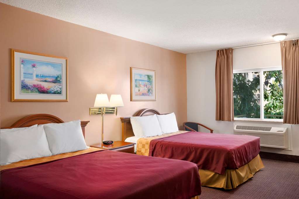TRAVELODGE BY WYNDHAM BAKERSFI-guestroom-Guest Room,On-Site.jpg