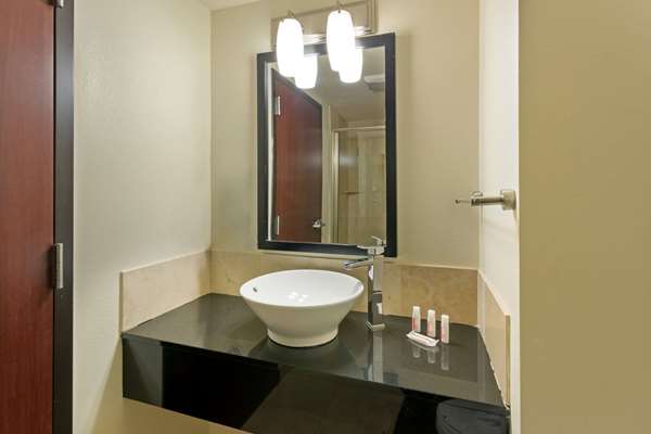  - Days Inn & Suites Milwaukee - I-43, Exit 73B