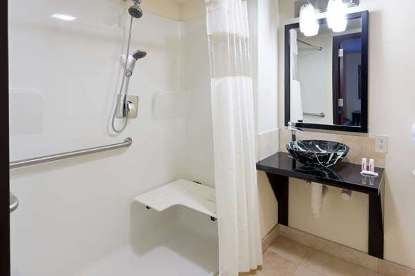  - Days Inn & Suites Milwaukee - I-43, Exit 73B