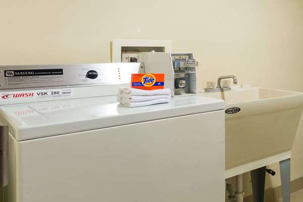  - Days Inn & Suites Milwaukee - I-43, Exit 73B