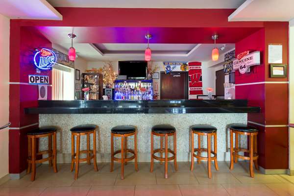 Bar - Days Inn & Suites Milwaukee - I-43, Exit 73B