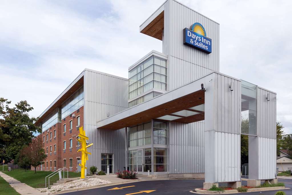 Days Inn & Suites Milwaukee