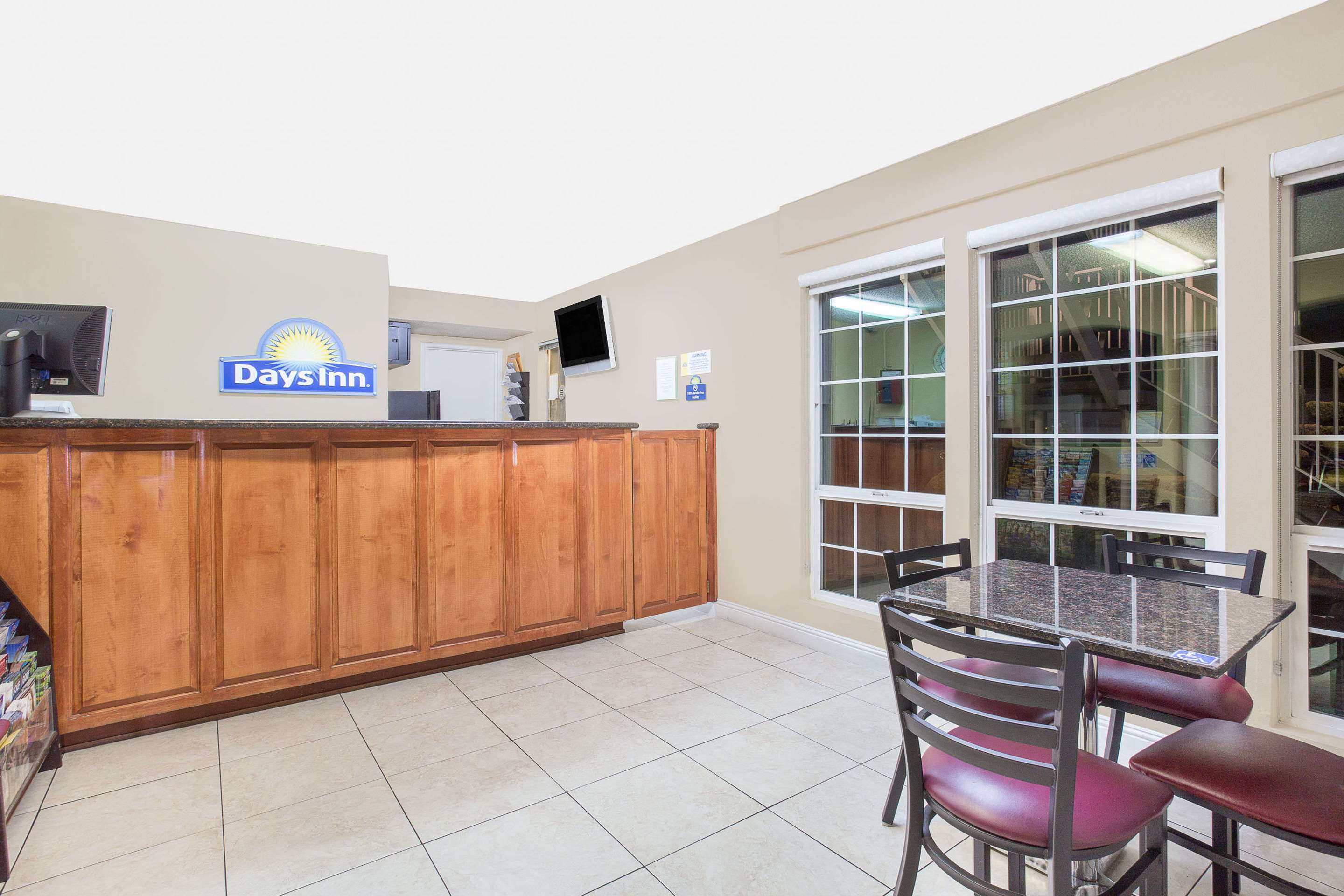 Lobby | Days Inn by Wyndham Turlock